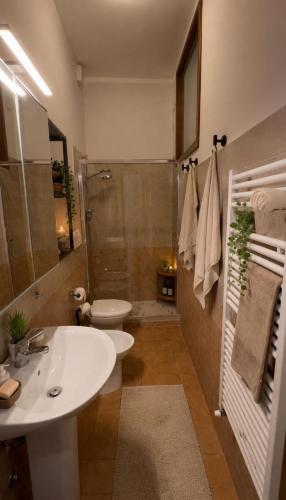 a bathroom with a sink and a toilet and a shower at Appartamento Quintavalle - Centro Assisi in Assisi