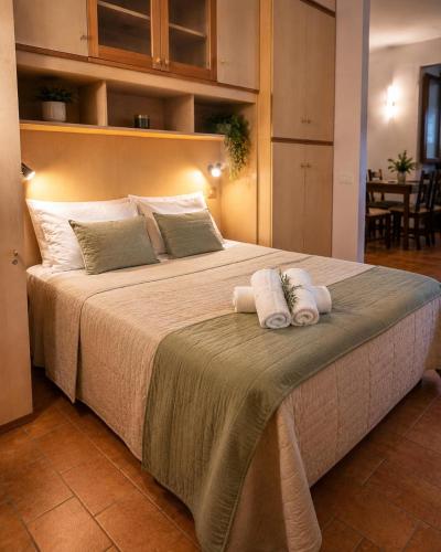 a bedroom with a large bed with towels on it at Appartamento Quintavalle - Centro Assisi in Assisi
