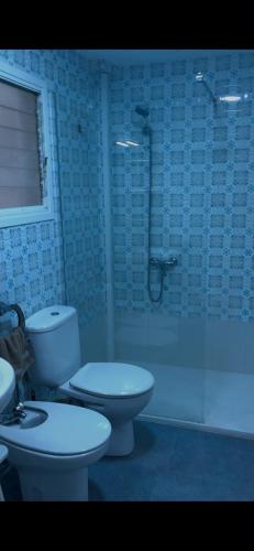 a bathroom with two toilets and a shower and a tub at Argentina 32 in Ayora