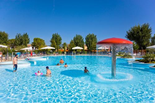 um grupo de pessoas a nadar numa piscina em Numanablu Island - Family & Sport Resort 4 stelle em Numana