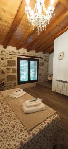 a room with a bed with towels on it at Casa Paulina in Beceite