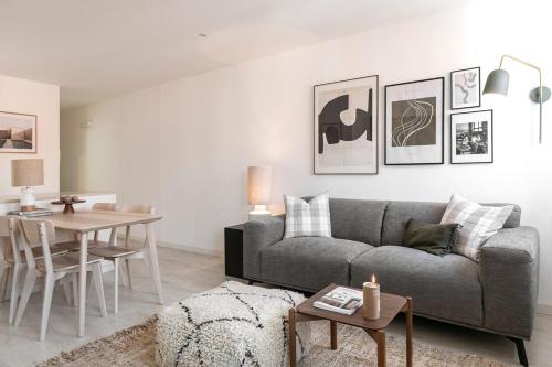 Modern 2-bed apartment with view to Clerigos Tower
