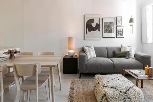 Modern 2-bed apartment with view to Clerigos Tower