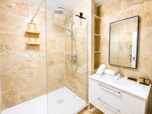 a bathroom with a shower and a sink at "LE PANORAMIQUE" en plein centre in Port-de-Bouc