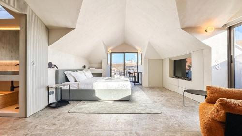 Unique sunny penthouse w/ AC in the city's heart
