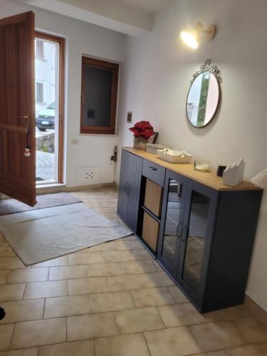 a kitchen with a counter and a mirror on the wall at I 23 PASSI Alfedena in Alfedena