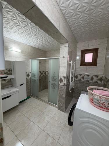 a bathroom with a shower and a sink at Kır Home in Çaykara