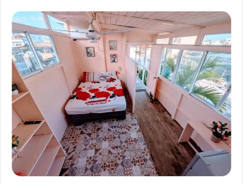 a bedroom with a bed in a room with windows at El europeo in Santo Domingo