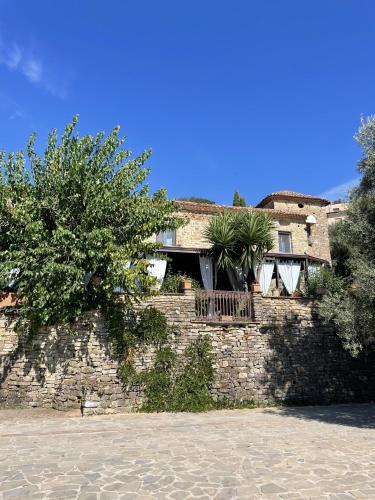 a house sitting on top of a stone wall at Agriturismo Il Vecchio Casale in Vatolla