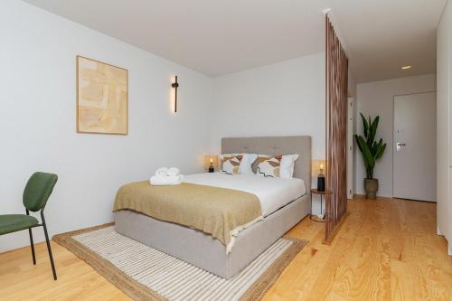 Modern apt with private balcony in the city center