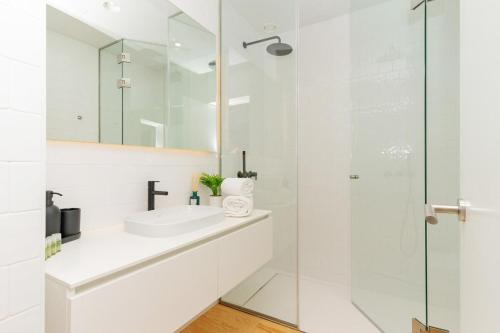 Modern apt with private balcony in the city center