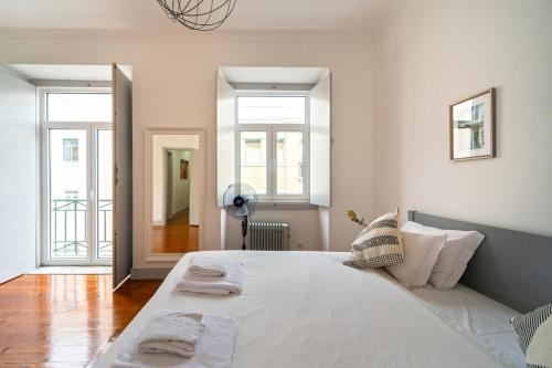 Old style fully renewed and spacious 3-bed apt