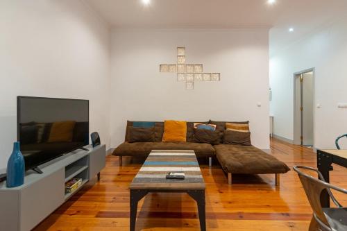 Old style fully renewed and spacious 3-bed apt
