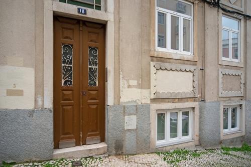 Old style fully renewed and spacious 3-bed apt