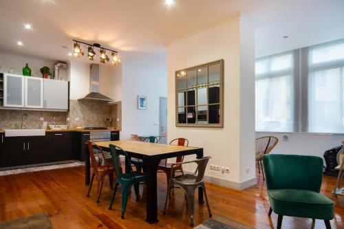 Old style fully renewed and spacious 3-bed apt