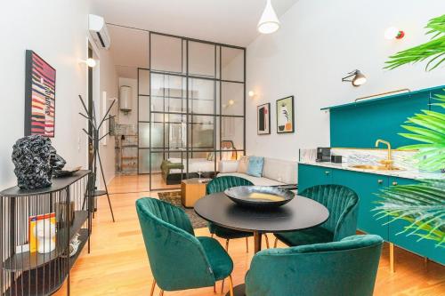 Fancy apt in iconic street full of historic houses