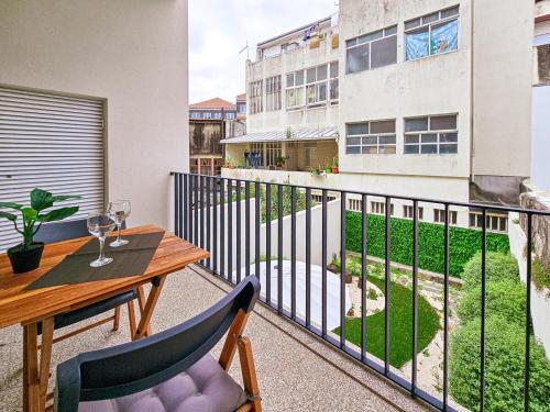 Loft w. private balcony and AC few steps to river