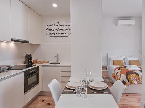 Loft w. private balcony and AC few steps to river