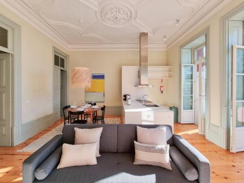 Stunning flat with private balcony in city center