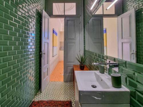 Stunning flat with private balcony in city center