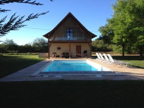 a house with a swimming pool in front of a house at Bergerie - piscine privée in Cadrieu