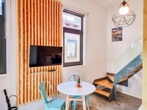 House with exclusive terrace in a private condo