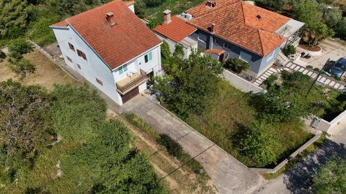 an overhead view of a white house with an orange roof at Apartman Viola 1 in Ugljan