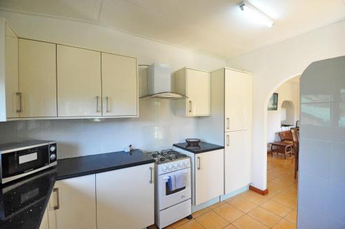 Η κουζίνα ή μικρή κουζίνα στο GT Self Catering Apartments