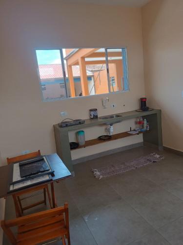 a bathroom with a sink and a mirror at Casa com piscina e vista in São Pedro