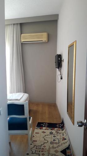 a small room with a bed and a mirror at Yaşar otel in Mersin
