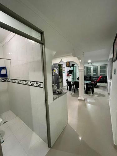 a kitchen and living room with a dining room at Habitaciones Melany in Coveñas