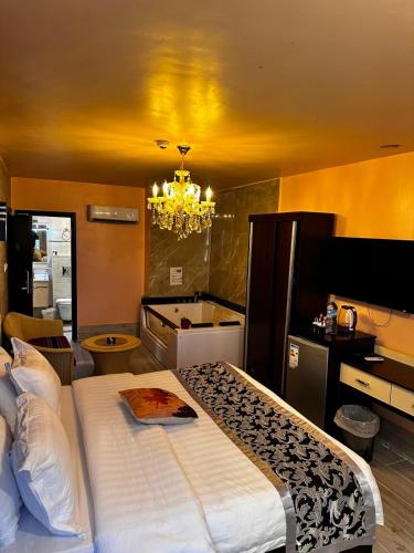 a bedroom with a bed and a chandelier at AL NAHAR AL KHALEd in Aqaba