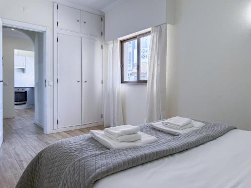 #406 Modern 1BR with Pool Near Oura Strip