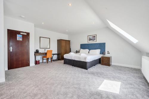 a bedroom with a bed and a desk at Cotswolds Apartment 3 Sleeps 9 in Chipping Norton