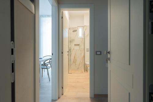 a hallway with a door leading into a room at Residence La Scogliera in Alassio