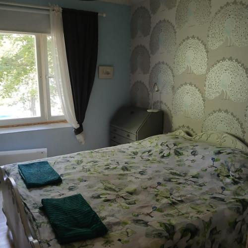 a bedroom with a bed and a window at Suvela in Muurame