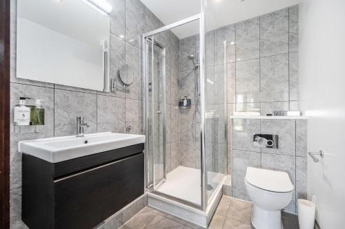 a bathroom with a shower and a toilet and a sink at Cotswolds Apartment 1, sleeps 4 in Chipping Norton
