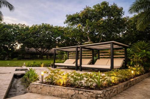 a gazebo with two beds in a garden at Finca Hotel Dubai in San Jerónimo