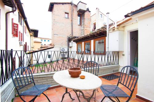 Riverside Apartment in Florence