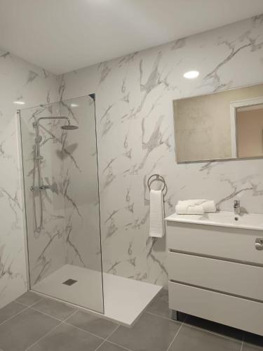 a bathroom with a shower and a sink at Casa Pampillon in Cangas de Morrazo