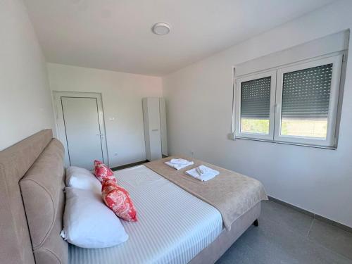 a bedroom with a bed and a couch and a window at Yapart in Utjeha