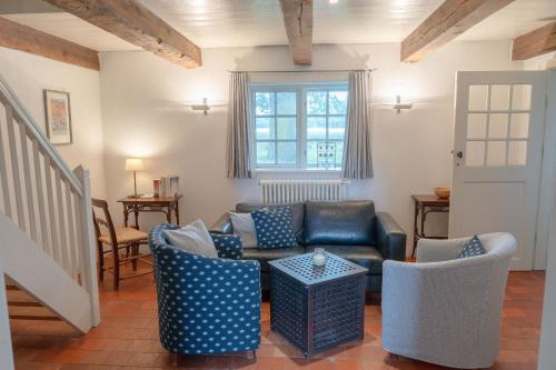 a living room with a couch and chairs at Ferienwohnung Blücherkate II - Boldevitzer Rügenkaten in Parchtitz