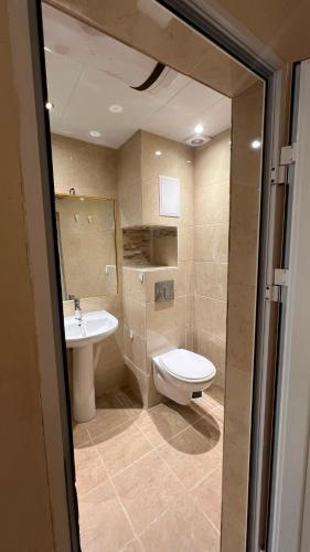 ein Badezimmer mit Toilette und Waschbecken in der Unterkunft Family Hotel ADIA BLUE in Sweti Konstantin