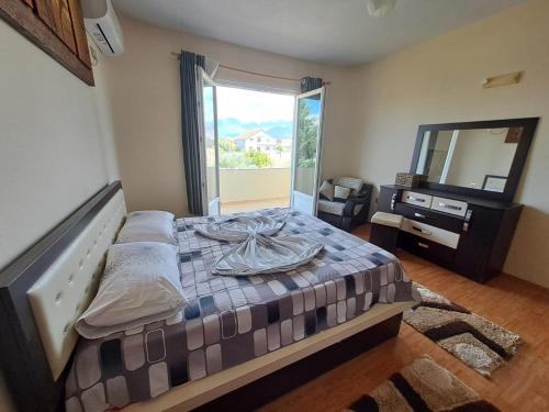 a bedroom with a large bed and a mirror at Villa Elezi in Culaj