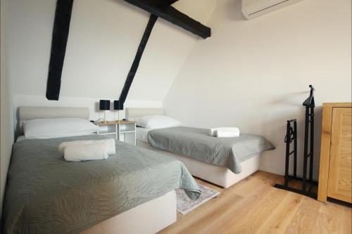 a bedroom with two twin beds and a table at Lady Wine in Plešivica