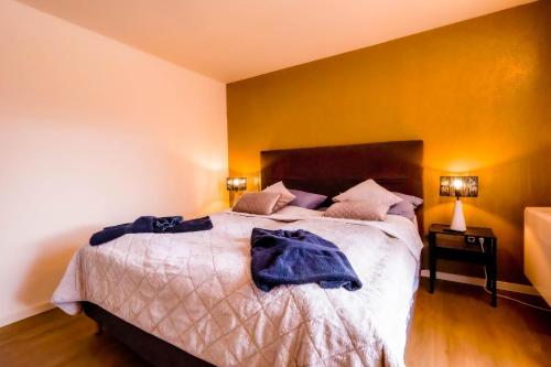 a bedroom with a bed with a blue robe on it at Kleine Austernperle in Dornumersiel