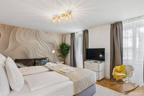 Designer Old Town residence WaterView AC