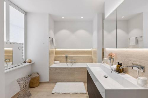 Designer Old Town residence WaterView AC