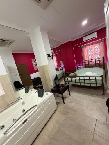 a large room with a bed and a bathroom at Esperando in Maroni