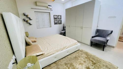 a bedroom with a bed and a desk and a chair at Blue Breeze Villa in Mahabalipuram